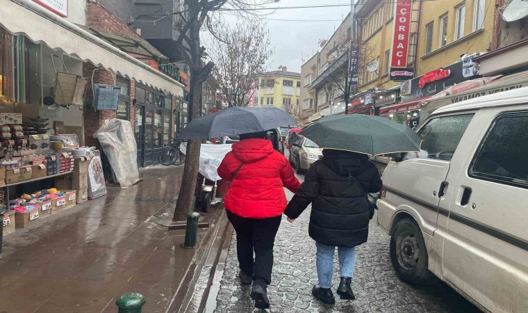 Eskişehirde yağmur vatandaşlara zor anlar yaşattı