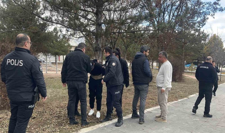 Firari asker kaçtı, polis kovaladı: Kovalamacaya motosiklet sürücüsü de katıldı