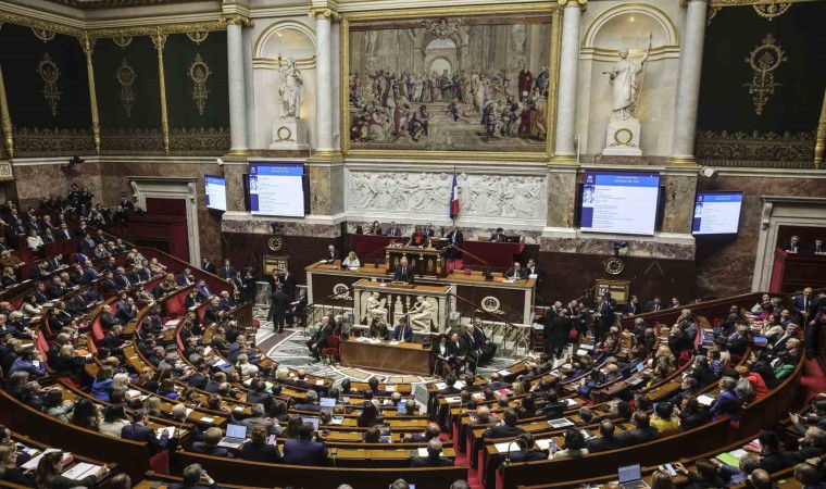 Fransada François Bayrou hükümetine karşı verilen güvenoyu önergesi reddedildi