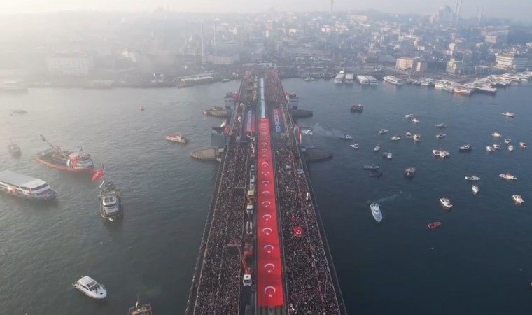 Galata Köprüsünde düzenlenen Gazzeye destek yürüyüşüne balıkçılar tekneleriyle katıldı