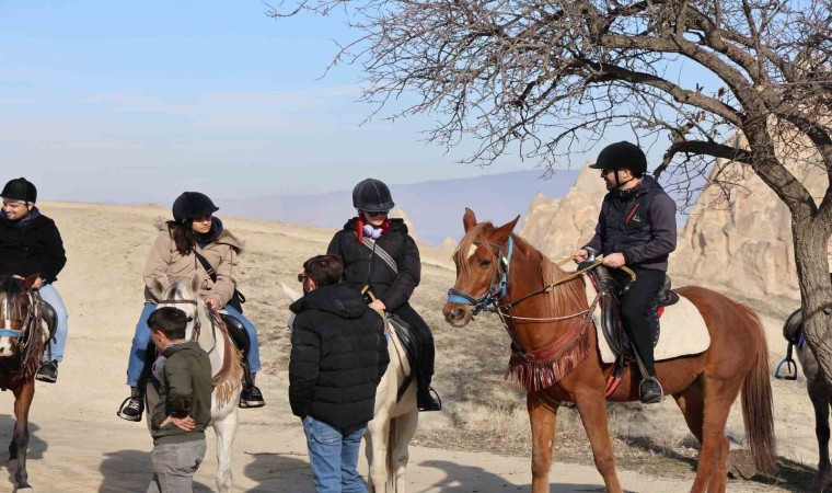 Gazeteciler Kapadokyayı at sırtında gezdi