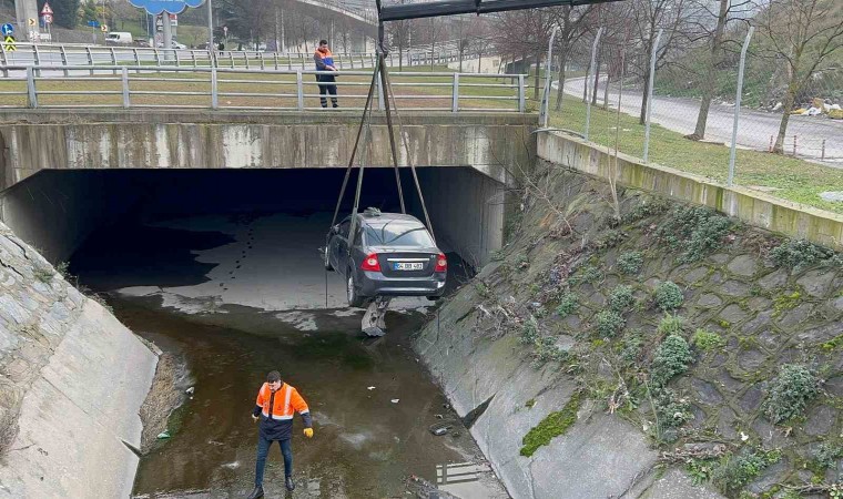 Gaziosmanpaşada baba, oğlunun iki gün önce kaçırdığı otomobiliyle su kanalına uçtu