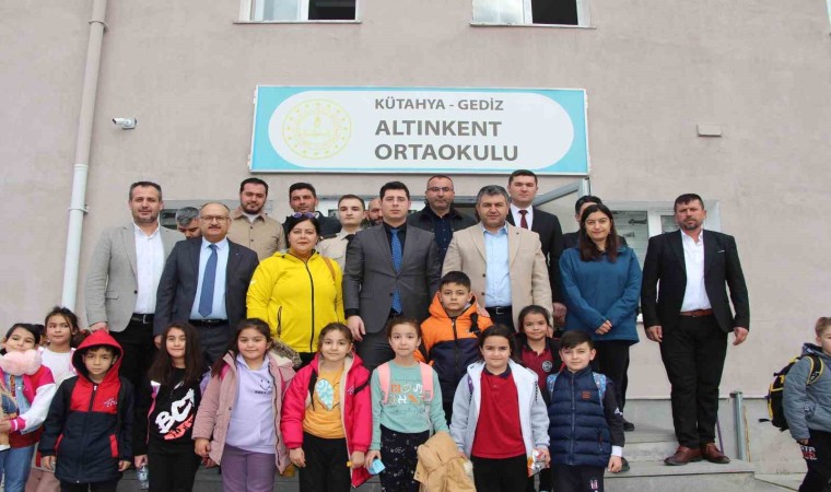 Gediz Altınkent Ortaokulunda fen bilimleri laboratuvarı ve kütüphane açılışı gerçekleştirildi