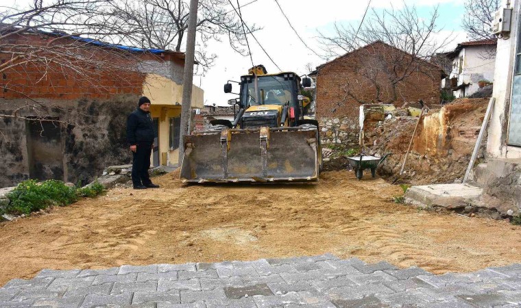 Gemlikin yolları ve meydanları yenileniyor