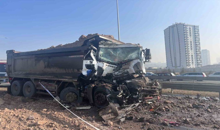 Hafriyat kamyonu akaryakıt yüklü tıra çarptı, litrelerce mazot yere döküldü