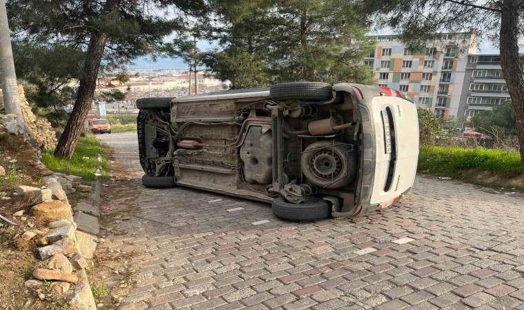 Hakimiyeti kaybolan ticari araç savrularak yan yattı