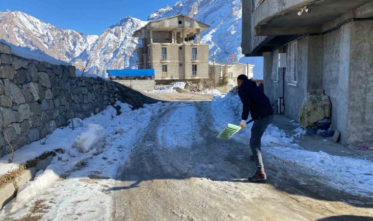 Hakkaride buzla mücadele çalışmaları sürüyor