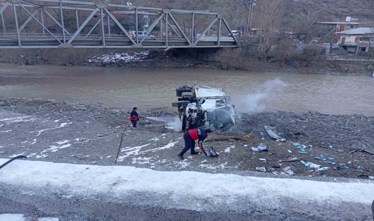 Hakkaride çöp kamyonu şarampole yuvarlandı: 3 yaralı