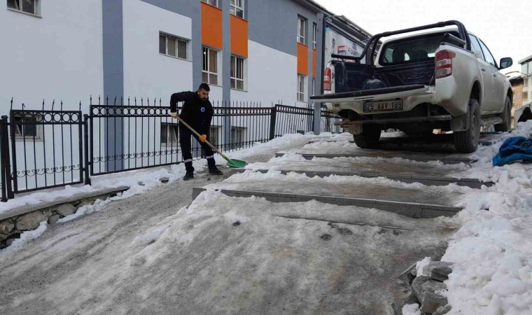 Hakkaride Sibirya soğukları: Yollar ve merdivenler buz tuttu