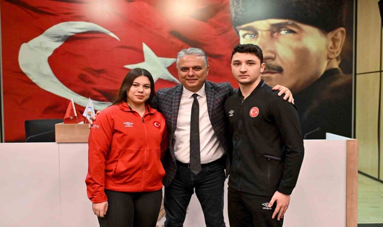 Halter ve karate şampiyonlarına Muratpaşadan ödül