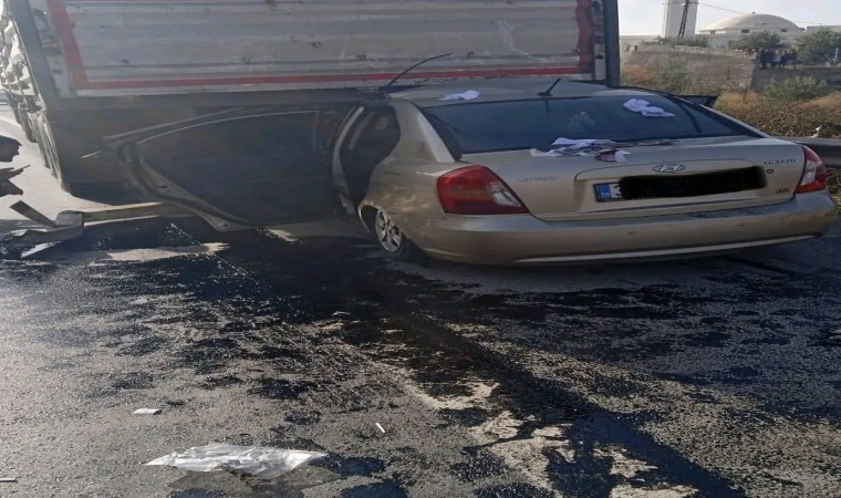 Hatayda otomobil tırın altına girdi: 2 kişi yaralandı