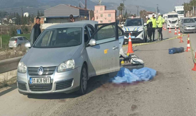 Hatayda otomobilin yola savurduğu motosikletli kamyonetin çarpması sonucu hayatını kaybetti