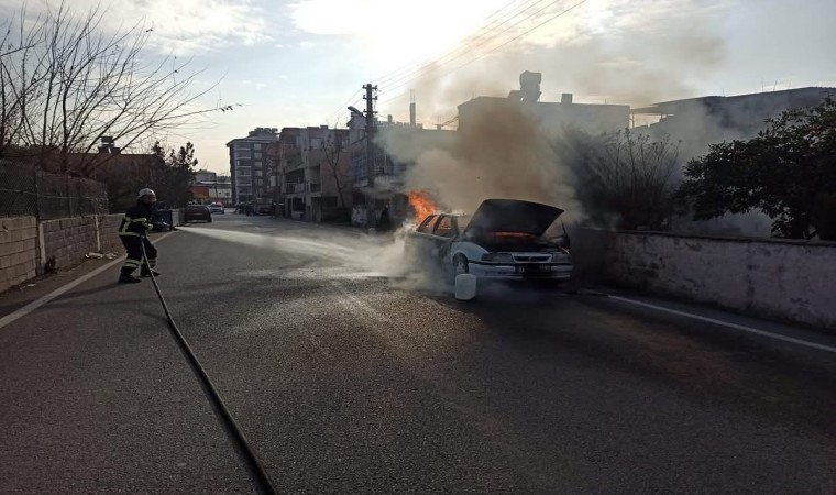 Hatayda seyir halindeki otomobil yandı