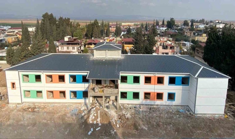 Hataydaki okulun kabası bitti, ince işçiliği başladı