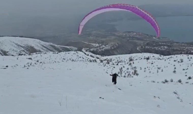 Hazarbaba Dağında göl manzarası eşliğinde yamaç paraşütü