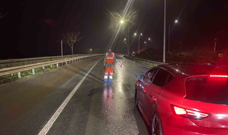 Heyelanın meydana geldiği yol çamurla doldu, trafik yine aksadı