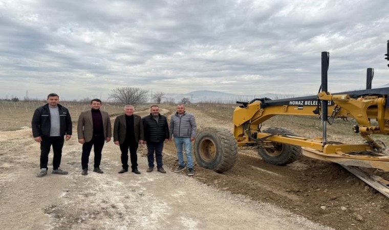 Honaz Belediyesi üreticiler için arazi yollarını bakıma aldı