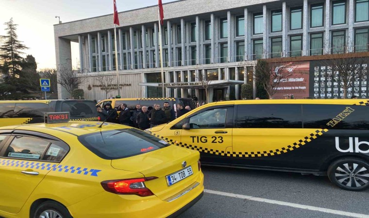 İBB önünde taksici eylemi: Bütün esnafımız bataklığın içinde batmış durumda