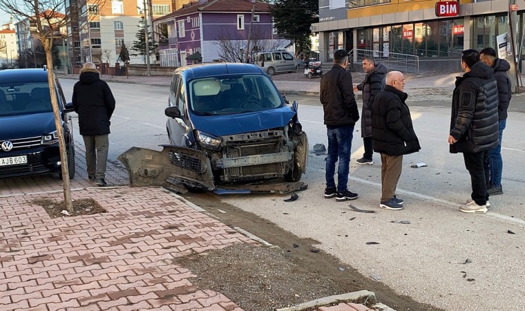 İki hafif ticari aracın çarpıştığı kaza kamerada