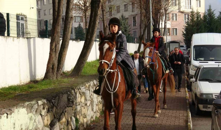 İki kardeş karnelerini atlarla almaya geldi