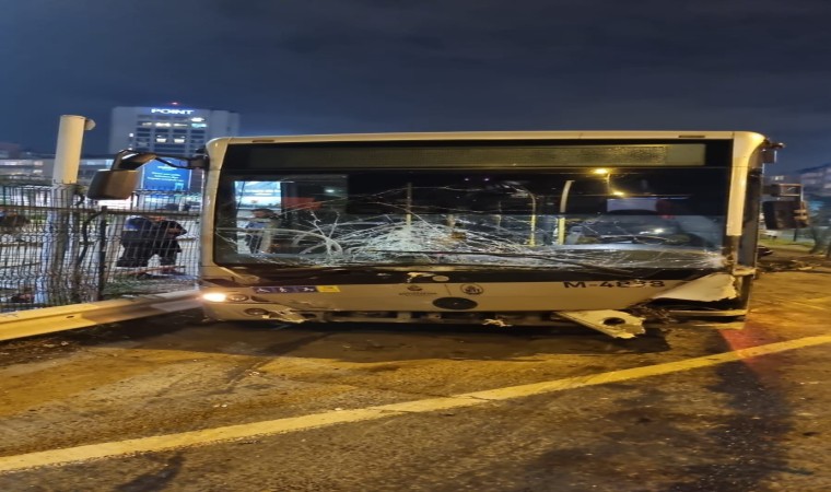 İstanbul Zincirlikuyuda park halindeki metrobüs kayarak 5 araca çarptı