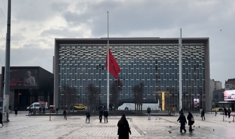 İstanbulda milli yas nedeniyle bayraklar yarıya indirildi