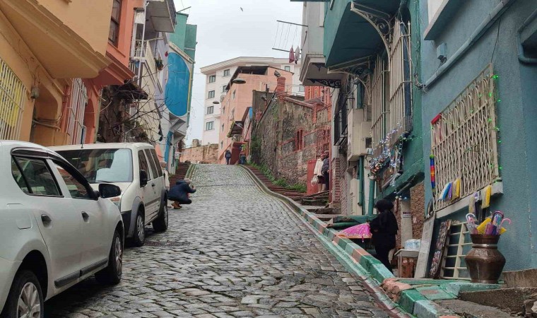 İstanbulda yokuştan kayan otomobil kadını ezdi: Feci kaza kameraya yansıdı