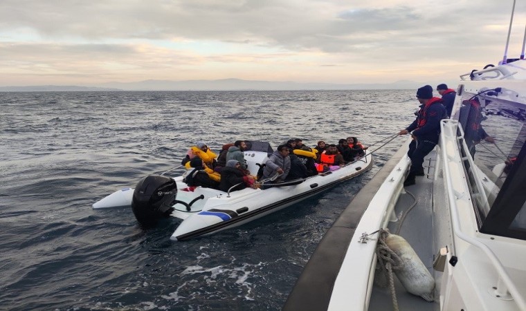 İzmir açıklarında 32 göçmen ve 1 göçmen kaçakçısı yakalandı