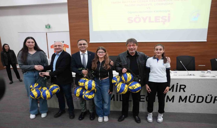 İzmirde öğrenciler sporcularla buluştu: 750 adet voleybol topu hediye edildi