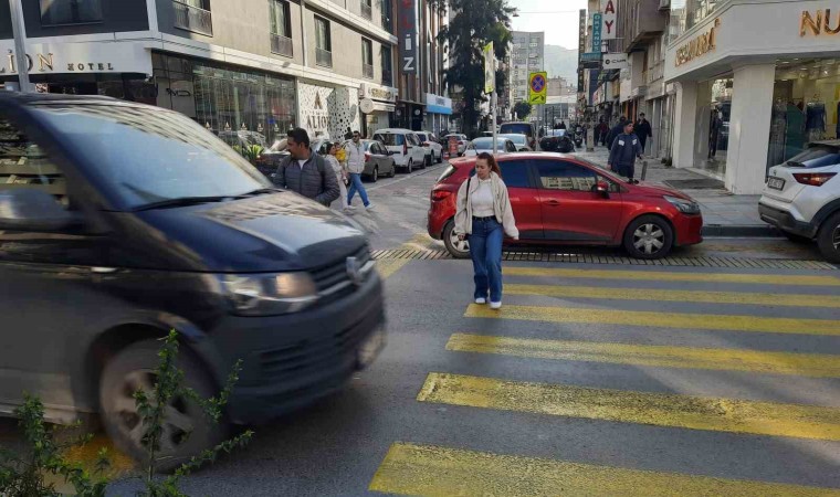 İzmirde yaya geçidindeki vatandaşlara yol vermeyen sürücüler kamerada