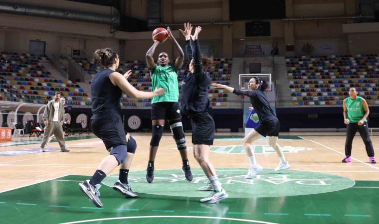 İzmitin kadın basketbolcuları rotayı Nesibe Aydın maçına çevirdi