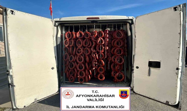 Jandarma 1 ton 940 kilogram bozulmuş ve etiketi değiştirilmiş sucuk ele geçirdi