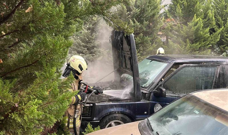 Kadıköyde park halindeki otomobilin motor kısmı yandı