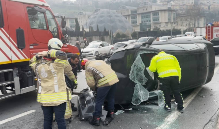 Kağıthanede fenalaşan sürücü kaza yaptı