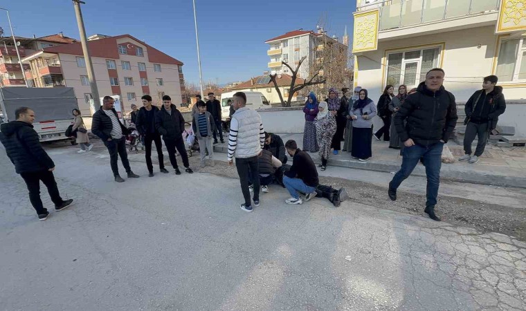 Kaldırıma çıkmakta geç kalan yayaya kamyonet çarptı