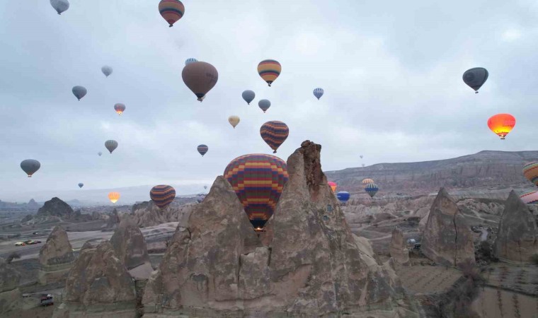 Kapadokyada turistler yılın ilk güneşinin doğuşunu sıcak hava balonlarında izledi