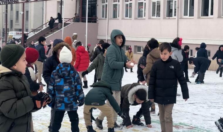 Kar yağışının etkili olduğu Erzincanda okullarda kartopu şenliği yaşandı