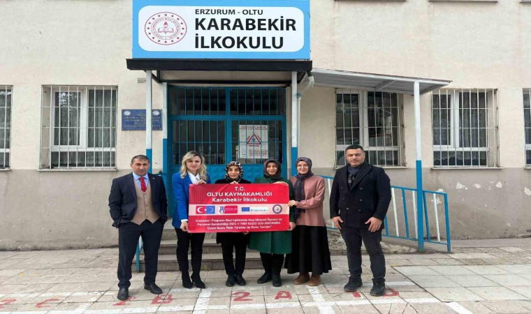 Karabekir ilkokulu öğretmenleri Prag yolcusu