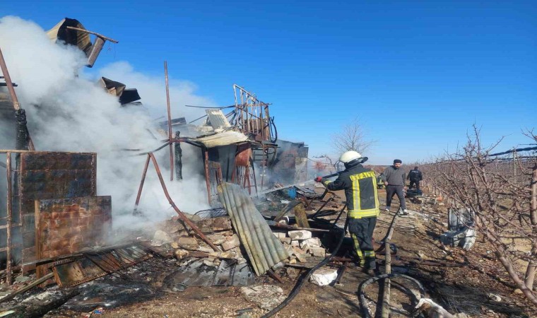 Karamanda depo yangınında büyük çapta maddi hasar oluştu