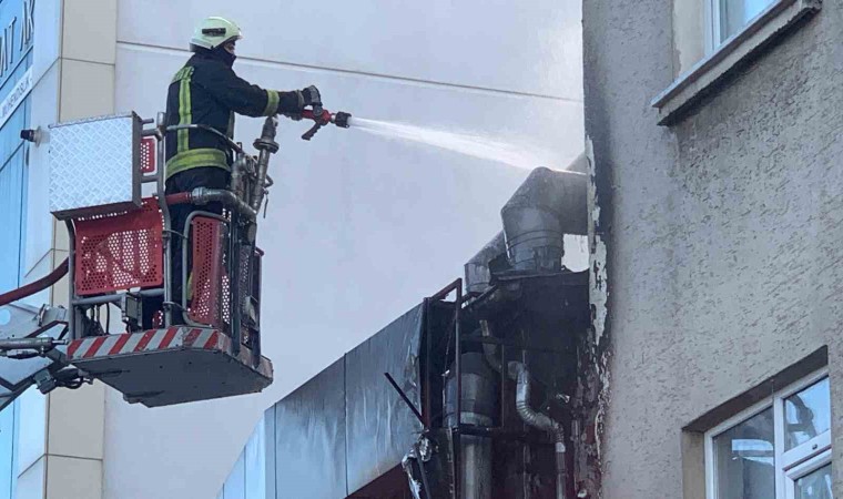 Karamanda restoranın bacasında çıkan yangın korkuttu