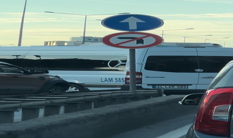 Kartalda servis sürücülerinden trafiği tehlikeye atan hareket