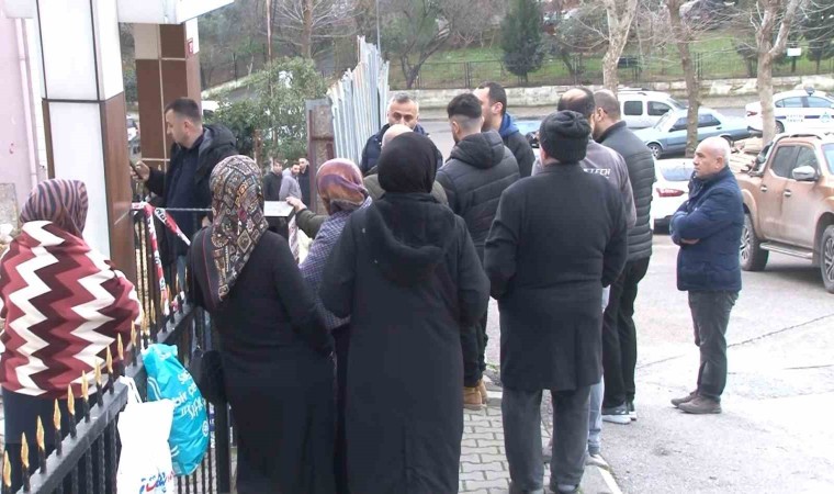 Kartalda toprak kayması: Binadakiler tahliye edildi