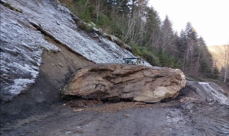 Kastamonuda düşen kaya yolu ulaşıma kapattı