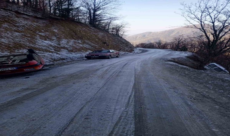 Kastamonuda gizli buzlanma kazaları beraberinde getirdi: 2 yaralı