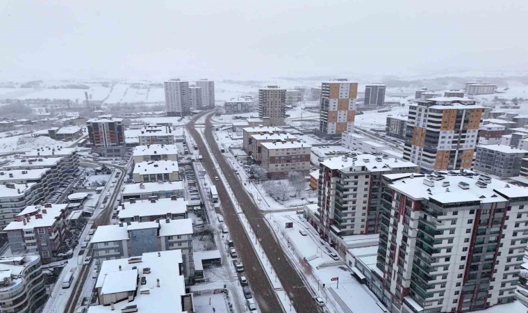 Kastamonuda kar yağışı şehir merkezini beyaza bürüdü