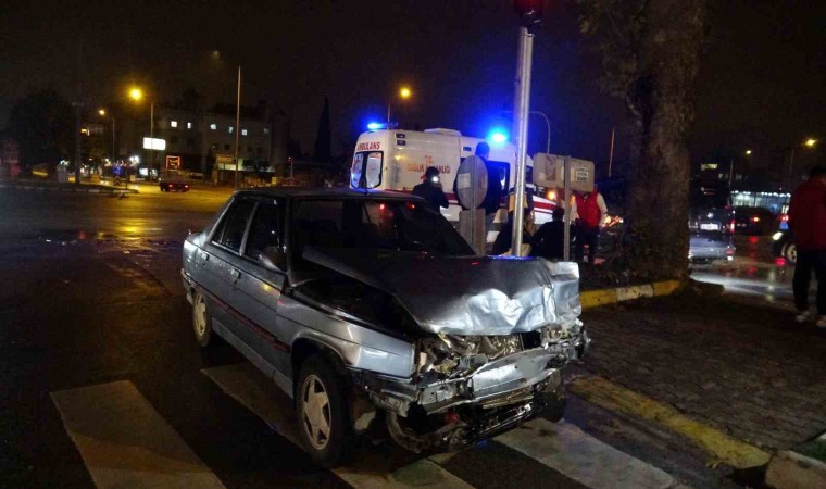 Kavşaktaki kazada hurdaya dönen araçlardan burunları bile kanamadan çıktılar