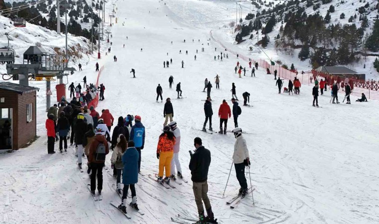 Kayak merkezleri içerisine en çok kar Palandöken ve Ergan Dağı Kayak Merkezinde