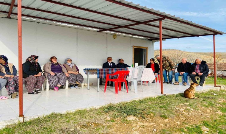 Kaymakam Güngör mahalle sakinlerinin sorunlarını dinliyor