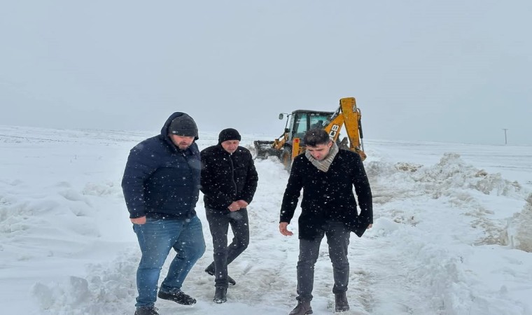 Kaymakamdan sürücülere kar uyarısı: İş makineleri bile zorluk çekiyor