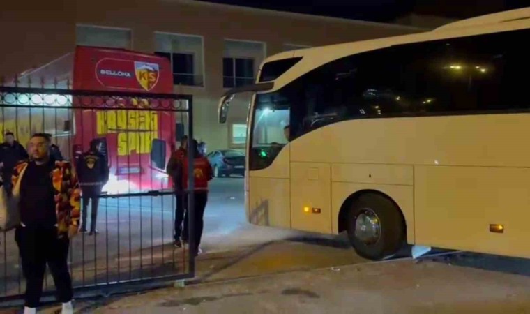 Kayserispor taraftarları tesislere giderek futbolcuları protesto etti